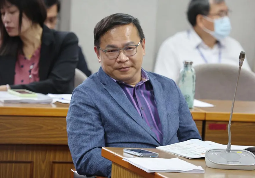 升國旗也有錯？王義川再爆訕笑花蓮縣府升旗　超狂影片曝網炸鍋