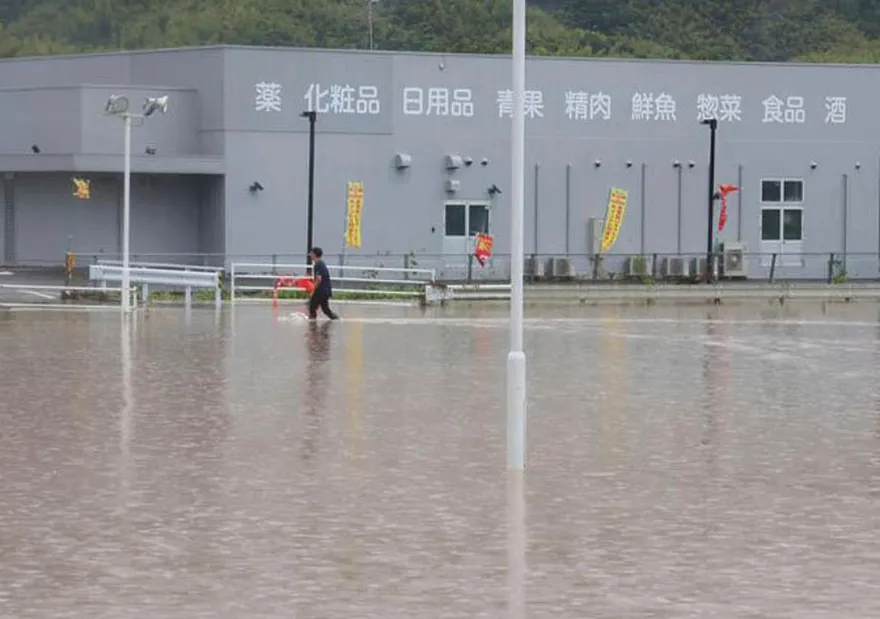 影/熊本淹慘！暴雨襲擊車輛泡水　商店街成「瀑布」慘況曝光