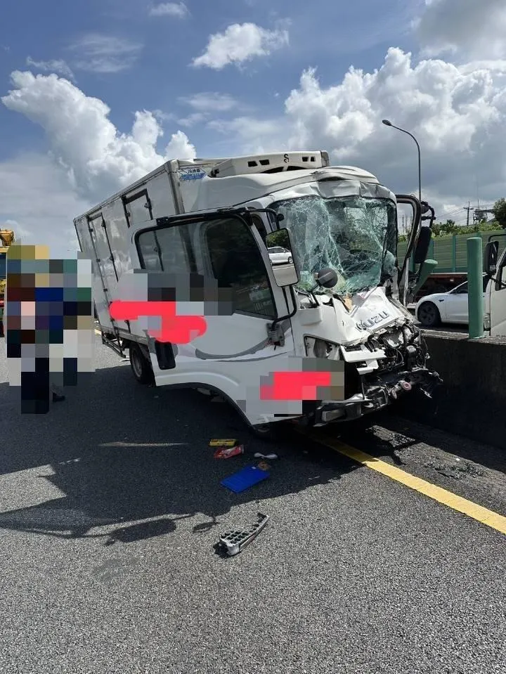 國1大小貨車撞擊！車頭全毀變V字型　駕駛還一度受困