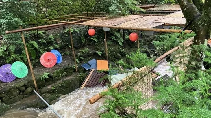 京都知名景點傳意外！貴船川特色「川床」倒塌　6人落水
