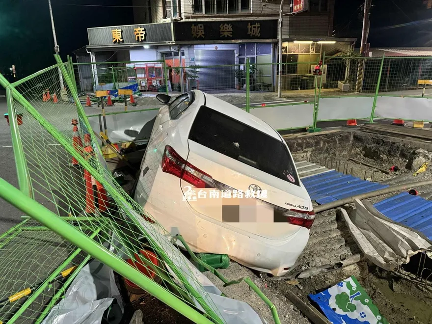 台南學甲轎車狂衝陷入工地　駕駛酒駕又吸毒