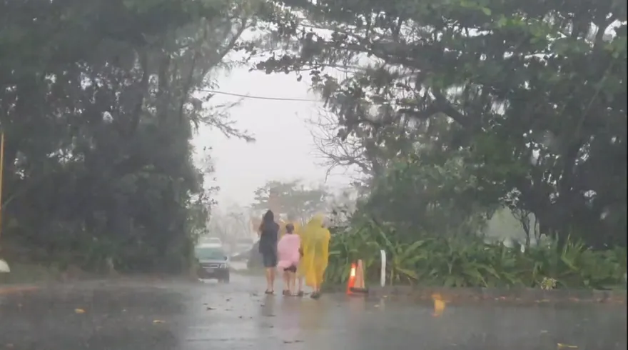 楊柳颱風來襲！恆春半島豪雨累積127毫米　海域全面封閉
