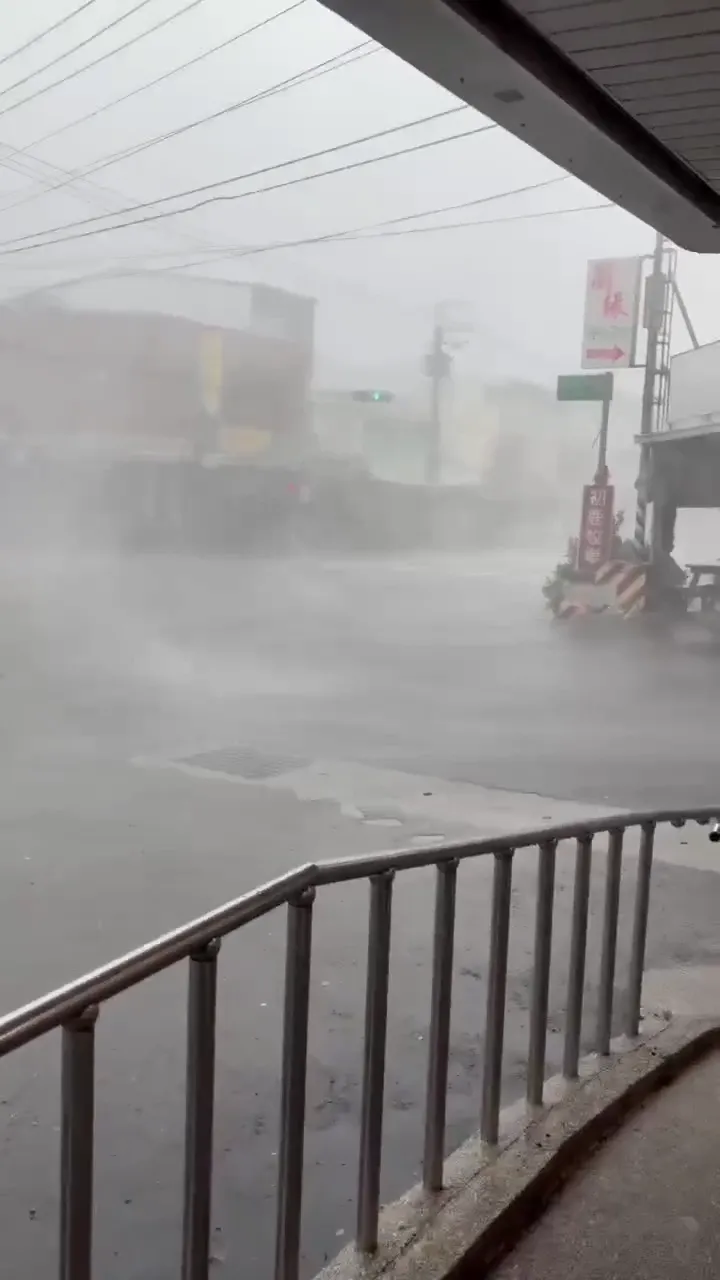 影/楊柳颱風眼撞進台東！「超商秒變避難所」擋狂風暴雨