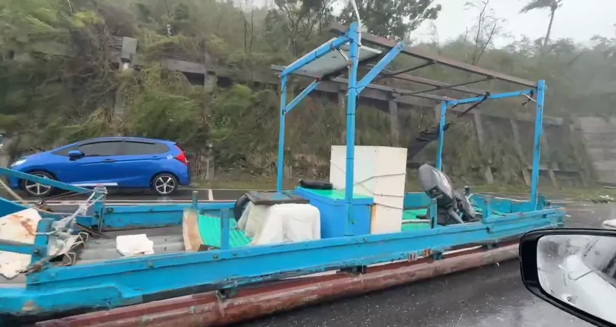 影/太慘了！台東漁船被吹到馬路上　加油站鐵皮垮了