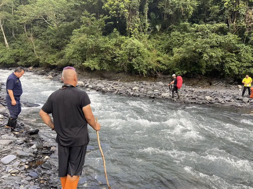 影/6人登山遇溪水暴漲受困　南投仁愛警冒險渡溪救援