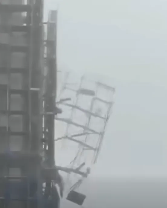 台東狂風暴雨肆虐！社宅鷹架崩垮驚悚畫面曝光