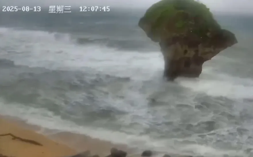 影/楊柳颱風挾強風！小琉球花瓶岩「鏡頭君」被吹倒