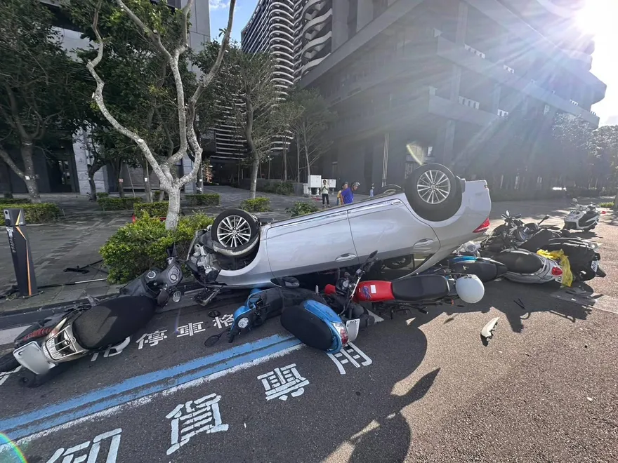 影/淡海新市鎮嚴重車禍！「11車撞一團」驚悚直擊