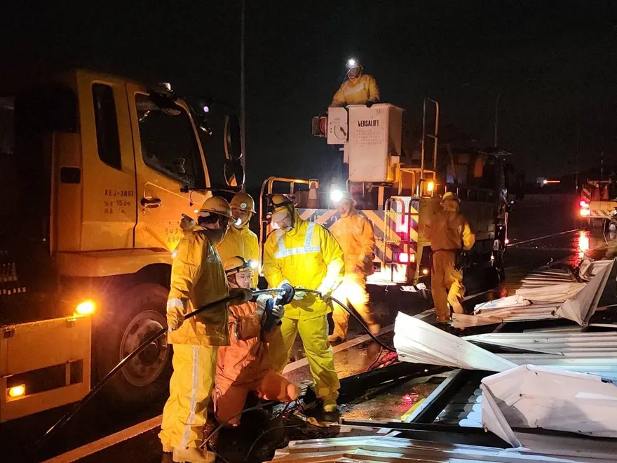 楊柳過境「4地」停電至今！台電超4000人搶修　復電率97％