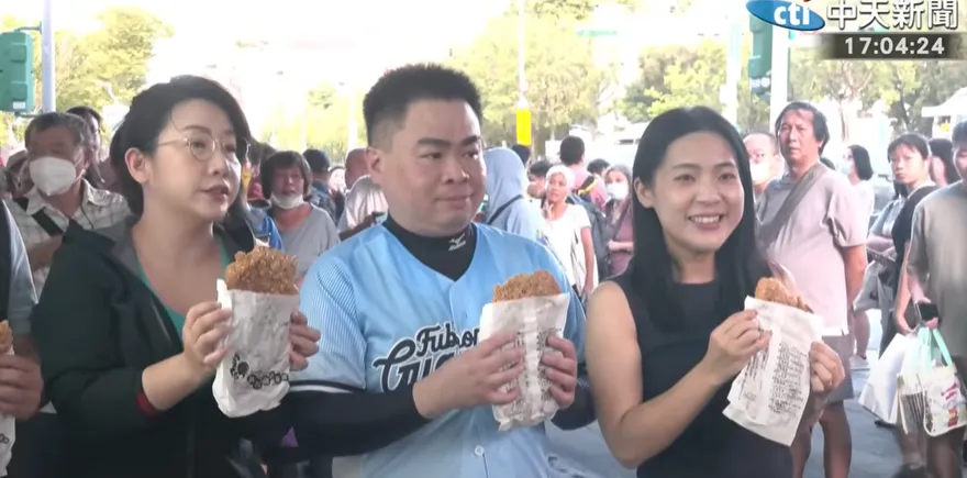 大罷免大失敗他兌現祭品文豪發400份雞排！徐巧芯也來了