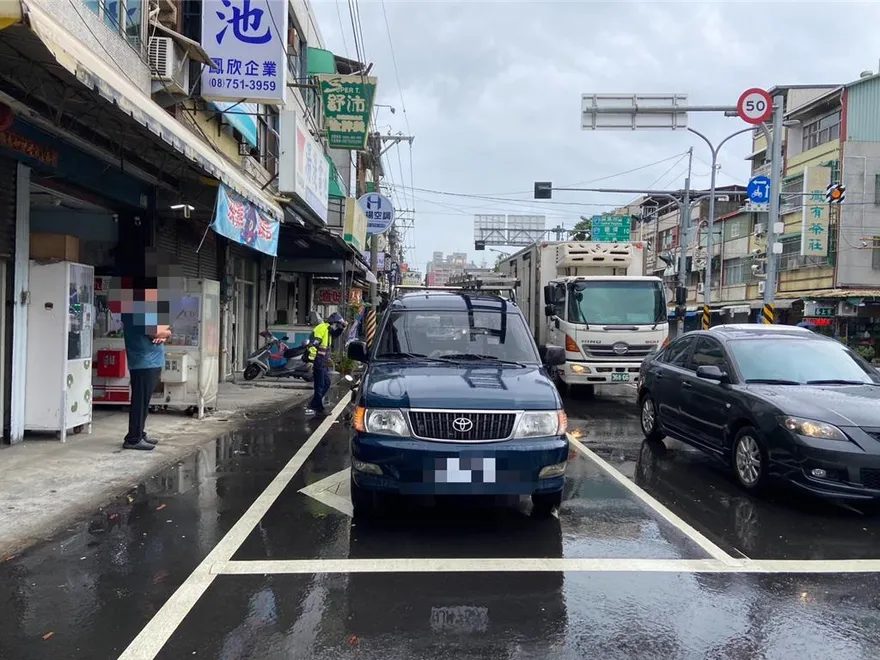 騎車撞上停等紅燈貨車！屏東女騎士酒駕超標送醫不治