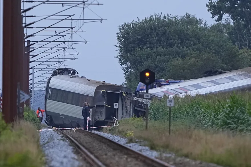 丹麥驚傳重大鐵路事故！火車平交道撞槽車翻覆　1死20傷
