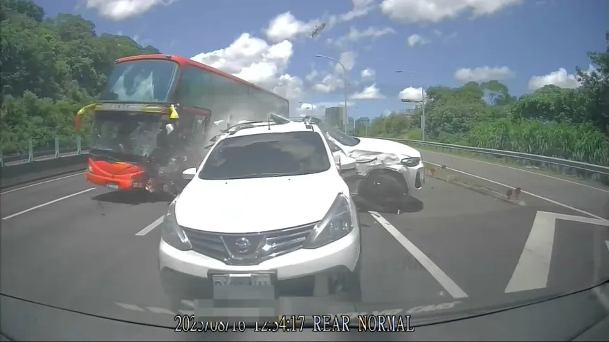 影/國3遊覽車衝撞4車釀7傷　恐怖撞擊瞬間曝光
