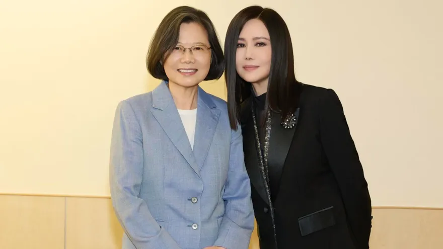 蔡英文現身江蕙演唱會　曬合照喊「攬牢牢」分享最愛歌曲