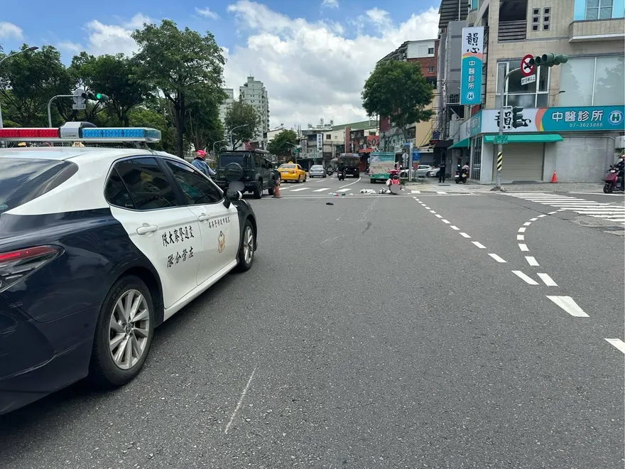 影/驚悚畫面曝！高雄超載曳引車擊落機車　76歲婦頭部重創