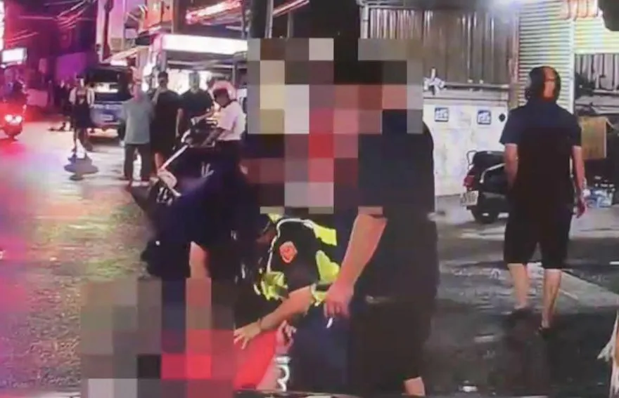 影/同事酒後譏笑！屏東男持刀追殺刺胸　犯後換剪刀再折回