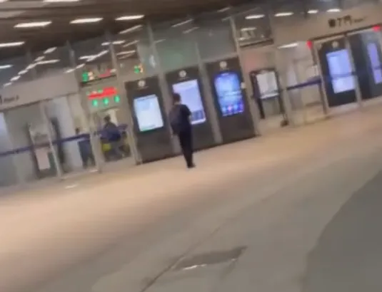 影/捷運高雄車站男持刀走進人群「面目兇狠、推著刀片」　驚悚畫面曝