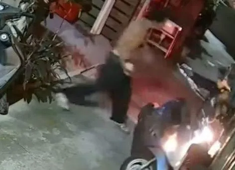 影/台中隨機攻擊！狂男「罐頭、藤椅」狠尻女路人