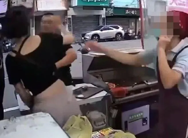 狂男鬧早餐店打女警！谷歌被改「臭俗辣派出所」警道歉了