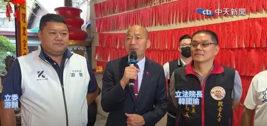 韓國瑜陪游顥車掃難得戴帽遮陽　批綠發動大罷免「政治屠殺」