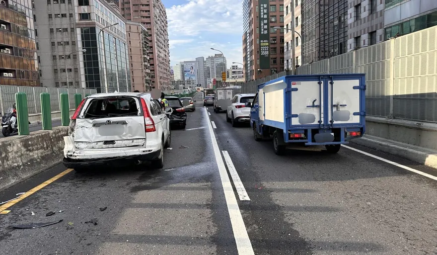 台64高架5車連環撞　重機騎士遭貨車追撞命危送醫