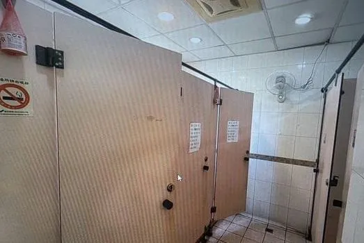 一具男屍躺公用女廁！清潔人員開門嚇爛　生前曾向人借衛生紙