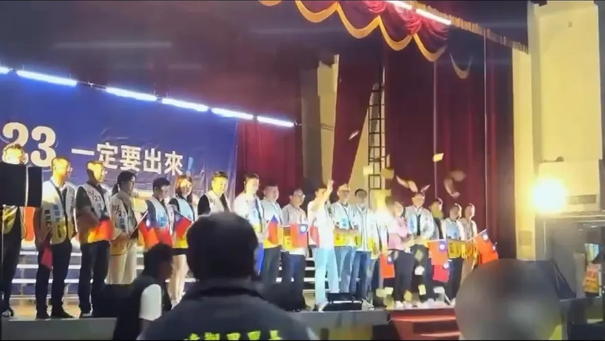 影/選前之夜羅明才台上致詞　男子撒冥紙鬧場遭逮