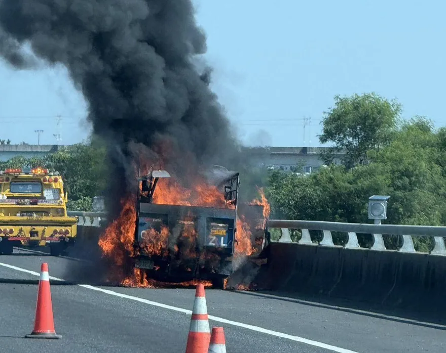 影/台南「死亡車禍熱點」旁又出事！「整車燒毀傷亡不明」