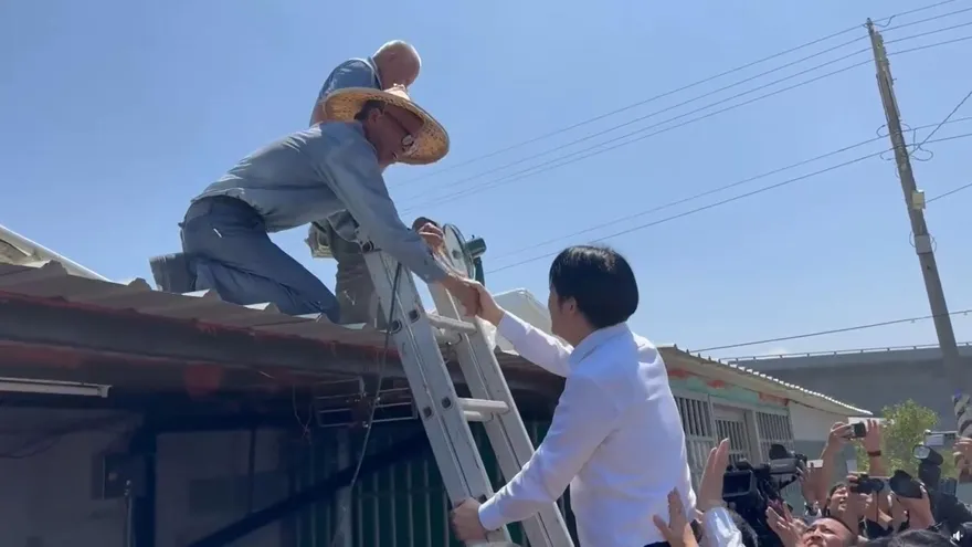 台南災區民眾修理屋頂　賴清德親自爬上梯子致謝