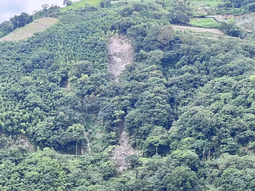 影/投89線天降石塊雨！駕駛開車「差1秒被砸」倒車急閃