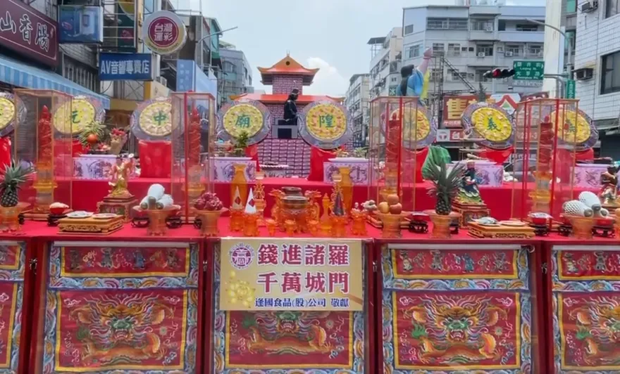 影/超狂！嘉義城隍廟普度祭典　7500張2000元鈔打造巨型城門