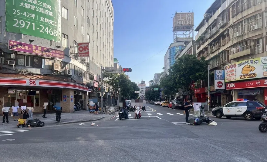 影/三重機車闖紅燈高速衝撞起步機車　2騎士慘摔受傷