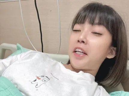 黃鐙輝愛妻住院！萁萁左腿劇痛一個月 「趴著就醫」急開刀