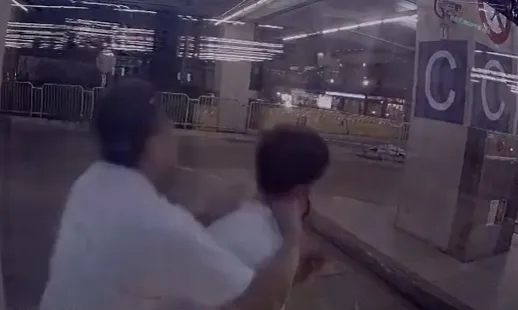 影/火爆畫面曝！台中騎士超車不順　狂毆公車司機害骨折