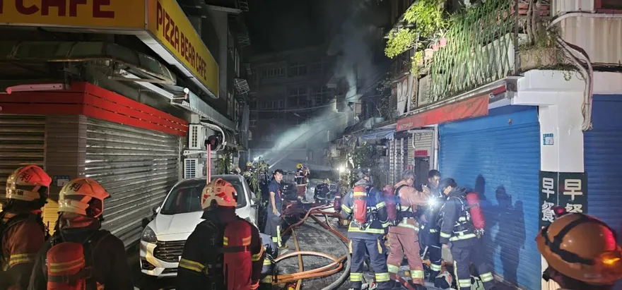 影/新北「車房狂燃煉獄火巷」現場驚見一堆瓦斯罐！駕駛跑了