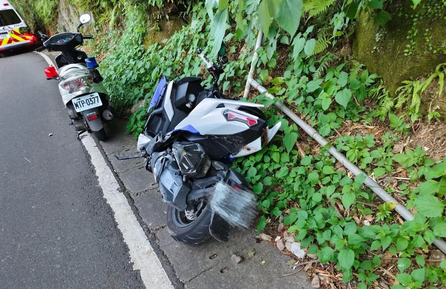 無照猴現身！暑假尾聲「騎車上路跌山谷」　幸好人沒事
