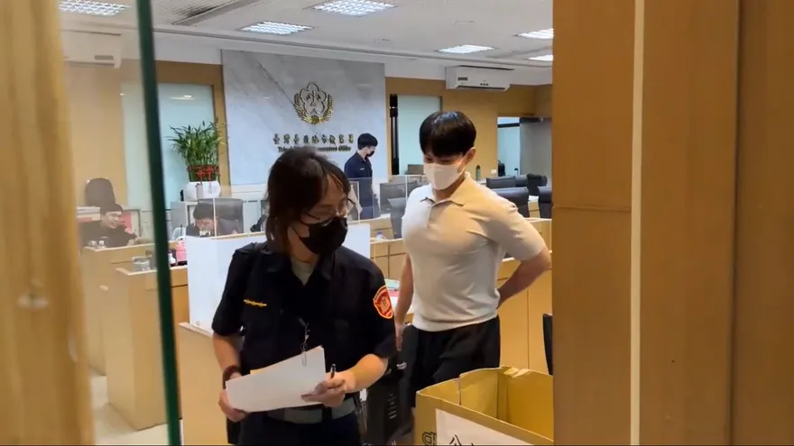 涉行賄「小英男孩」鄭亦麟遭搜索　泓德能源股價慘跌逾8%