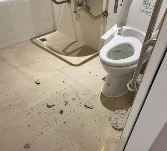 基隆某飯店浴室天花板崩塌險砸母子　業者緊急致歉