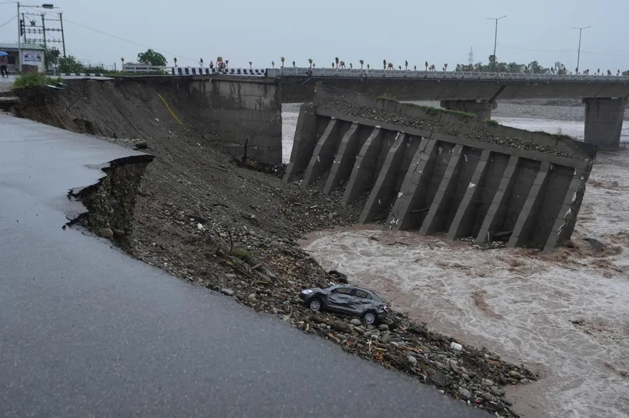 暴雨襲印喜馬拉雅地區！大橋倒塌車墜落　朝聖路線山崩30死