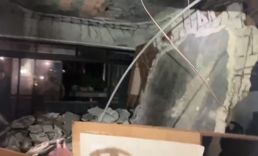 影/疑地震釀災！基隆七堵公寓天花板突坍塌　8人安置飯店