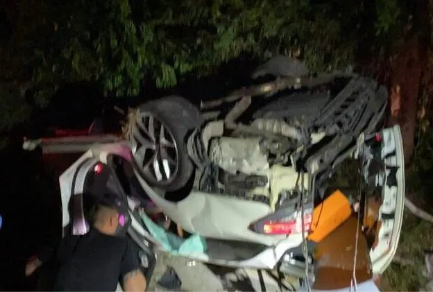 新竹湖口嚴重車禍！轎車撞電桿翻覆慘釀1死2傷
