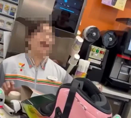 超商結帳爆爭執！女店員崩潰當場下跪磕頭　狂喊對不起