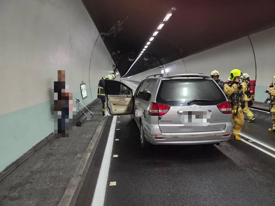 影/雪山隧道火燒車「全線封閉多車受困」！　焦黑現場直擊