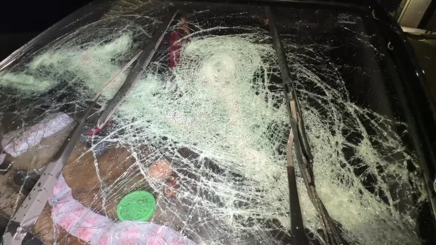 影/台中嚴重暴力事件！「連人帶車被砸爛」血噴車內跟圍牆