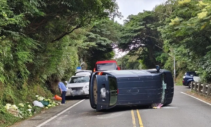 陽明山休旅車自撞翻車　夫妻上山採花狼狽送醫
