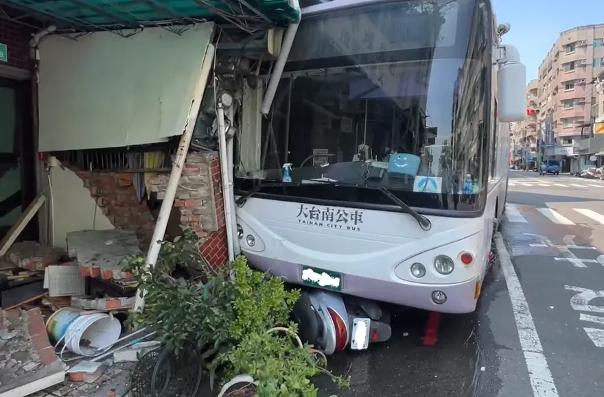台南公車「撞破民宅圍牆」　消防栓遭波及狂漏水