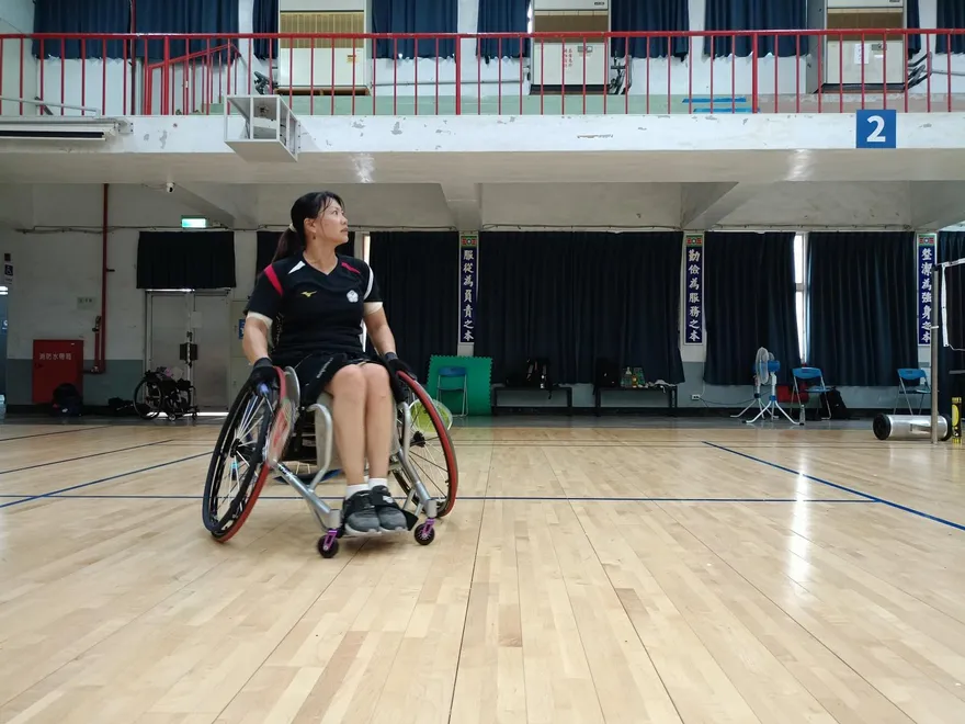 離婚又遭鐵捲門砸腰　帕運選手楊伊宸用球拍擊敗悲痛