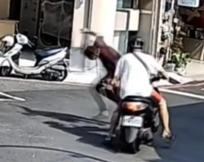 影/超神助攻！　台南阿伯騎車「撞翻行人」意外逮搶匪