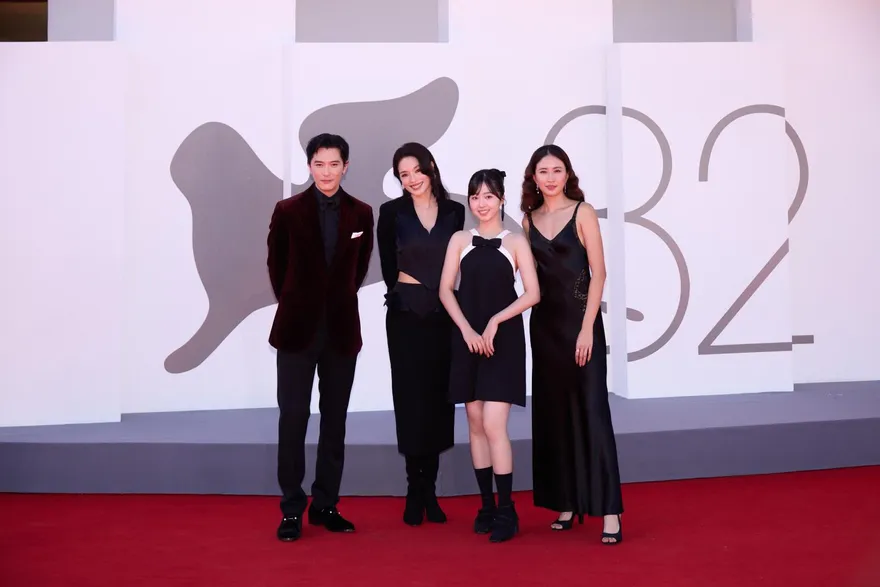 導演處女作！舒淇激動緊抱9m88哭一團　邱澤憶亡父：心裡釋懷了