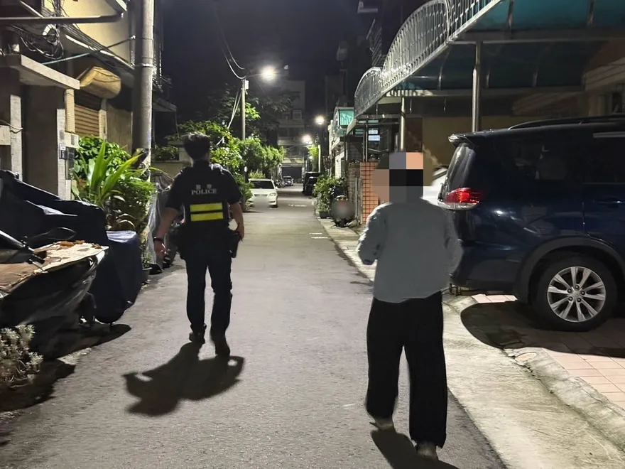 影/時空錯亂的父愛！失智深夜迷途　竟為「接孩子放學」